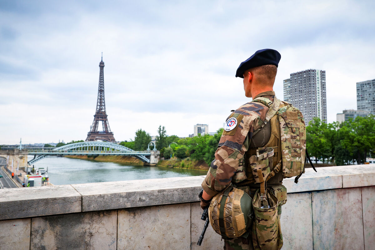 【パリ五輪】開会式を待つエッフェル塔周辺は比較的落ち着いたムード…警備は警察官に加え兵士の姿も