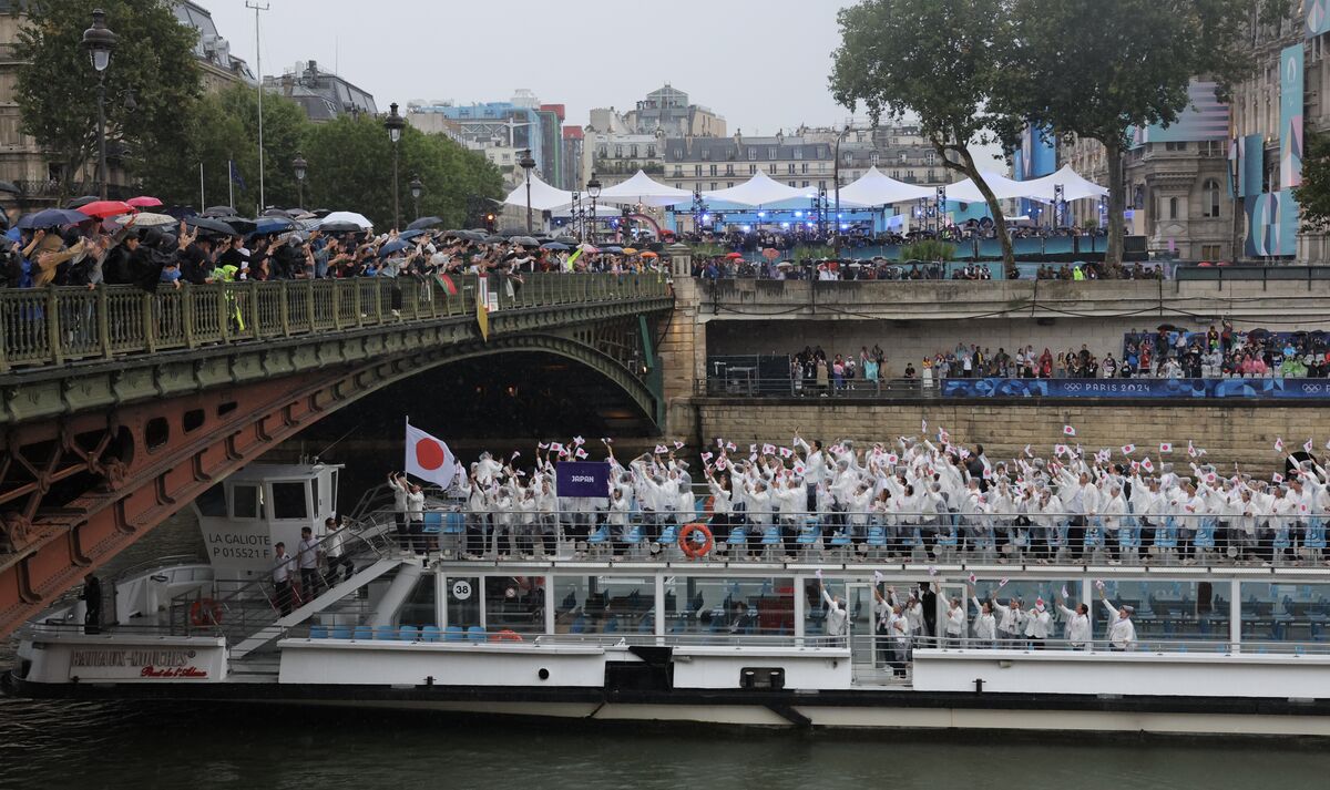 【パリ五輪】日本旗手のＳＨＩＧＥＫＩＸ、江村美咲が入場　大粒の雨でびしょぬれも、船上で笑顔