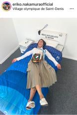 パリ在住の中村江里子アナ、五輪選手村で段ボール製ベッドにゴロリ…身長１９６センチの夫が「小さく見える」ショットも