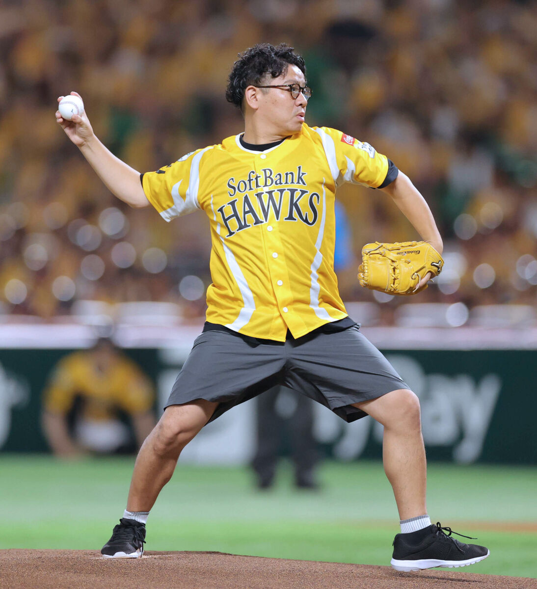 【ソフトバンク】ミキ昴生の始球式が放送事故級にスベる！マウンド上のボケに４万人無反応「無観客試合？」