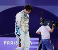 男子フルーレ最年少の飯村一輝、グランパレでのメダルマッチは「過去イチの歓声と盛り上がり」　フェンシング団体金へ「自信を持って」…パリ五輪