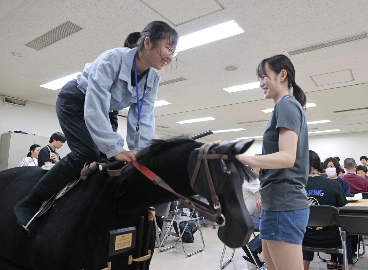 【ＪＲＡ】美浦トレセンで中学生が馬のお仕事体験　小島調教師「楽しみながら知ってもらえれば」