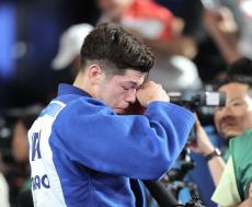 柔道・村尾三四郎、銀メダルに涙をぬぐう「どんな状況になっても勝つ準備はしてきた」「本当に悔しい」…パリ五輪