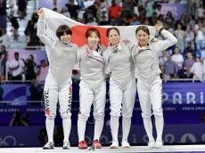 快挙の銅メダル！フェンシングで日本女子史上初の五輪表彰台　フルーレ団体　“パンダ”から“タイガー”へ、進化した４人娘が新たな歴史…パリ五輪