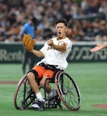 【巨人】 車いすテニスの小田凱人が始球式でノーバウンド投球「リベンジしようと思っていたのでうれしい」