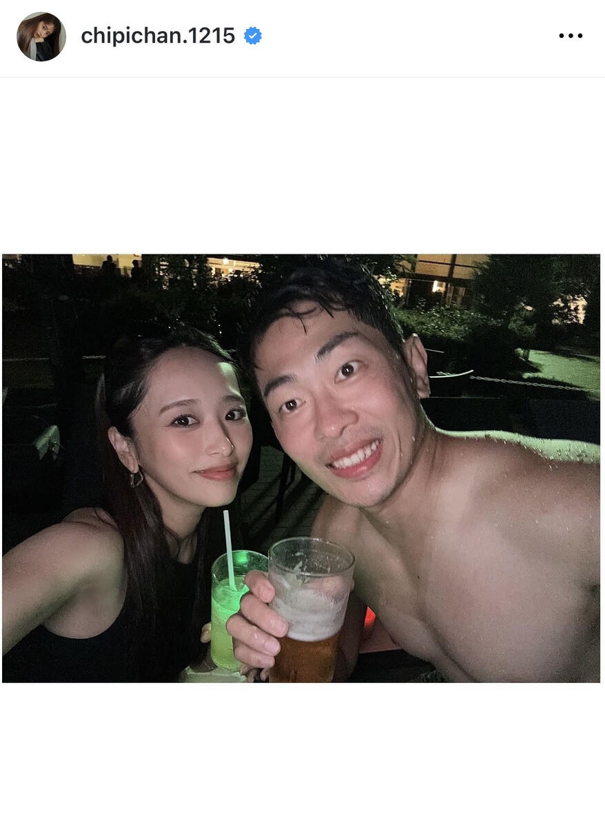 第３子妊娠中の近藤千尋＆太田博久、“パリピ感”あふれる夫婦ショットに反響！「ナイトプールパシャパシャ」