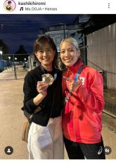 フェンシング団体銅の江村美咲、美人母との２ショットがすてき！「ママ本当若い」「お綺麗です」恩人が公開