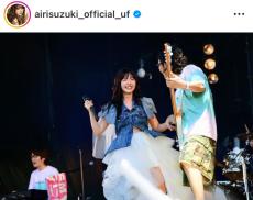 鈴木愛理、「あつすぎ！たのしすぎ！！」夏フェスショットに「最高に熱いライブ」「幸せな夏の始まり」