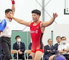 牛小屋を改装した土俵から五輪へ　「普通の子」がレスリング世界ランク１位になるまで