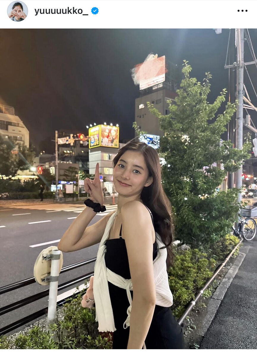 新木優子、夜の東京に出没！素肌見せのキャミワンピ姿にうっとり…「街中にこんな天使いるのやばすぎ」「綺麗」