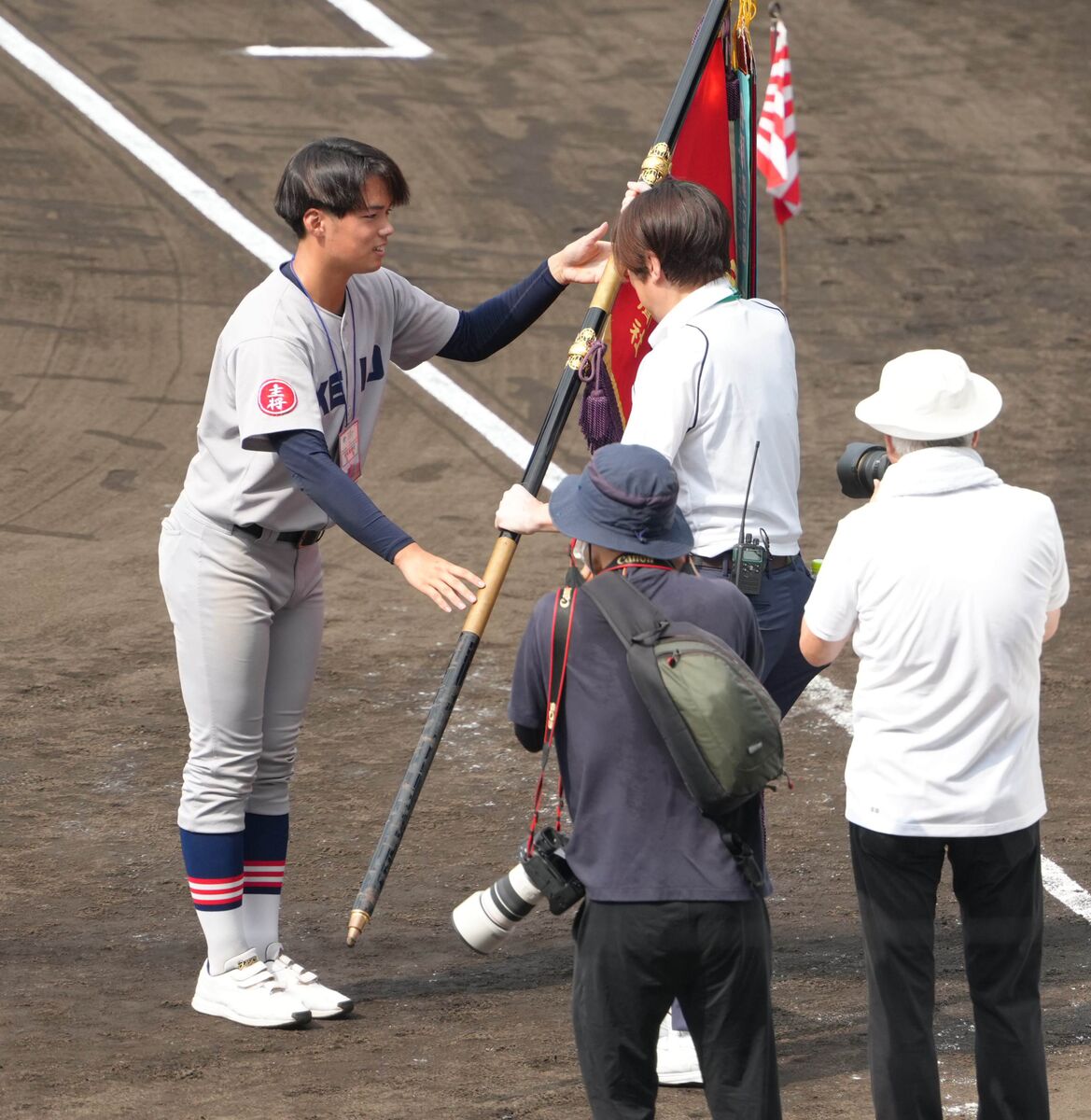 【甲子園】開会式リハーサルで慶応の加藤右悟主将が優勝旗返還　一人きりの行進に「さみしいですね」