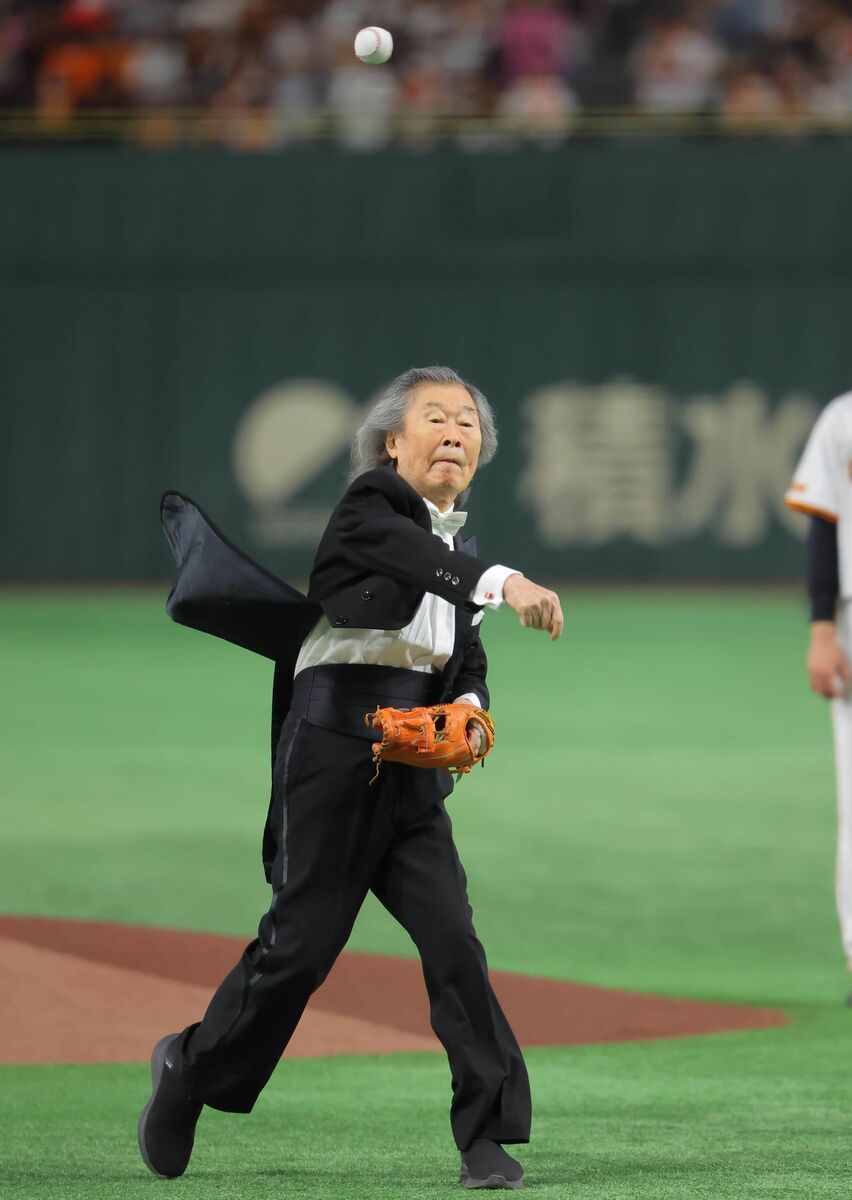 【巨人】「炎のマエストロ」８４歳の小林研一郎氏が始球式「平和の祈り込めて投げました」
