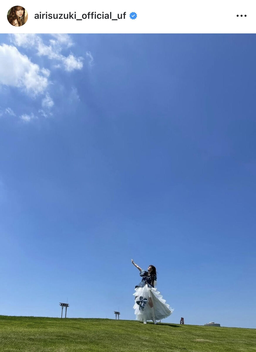 鈴木愛理、夏フェスのオフショットを公開！青空を背景に「本当に羽根が生えた天使がおどってるみたい」ファン反響