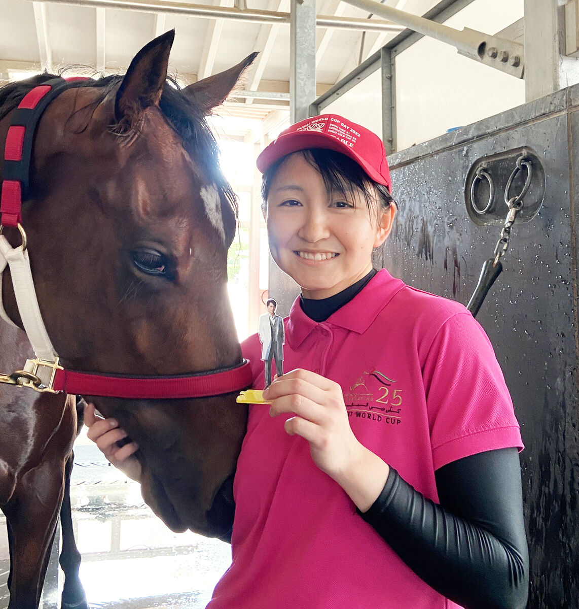 女性騎手歴代４位４７勝の２３歳は競馬も推し活も全力！　福山雅治のアクリルスタンドを手にミス”ガリレオ”アスクとツーショット