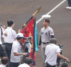 【甲子園】慶応・加藤右悟主将が優勝旗返還　慶大での正捕手に意欲「渡辺憩さんに勝てないと、その先では通用しない」