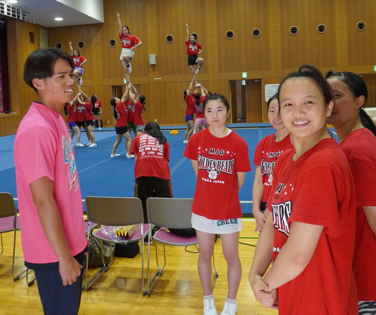 【甲子園】たった一人の優勝旗返還　大阪入りした慶応の主将が訪れた“学びの場”　箕面自由学園チア部との心の交流