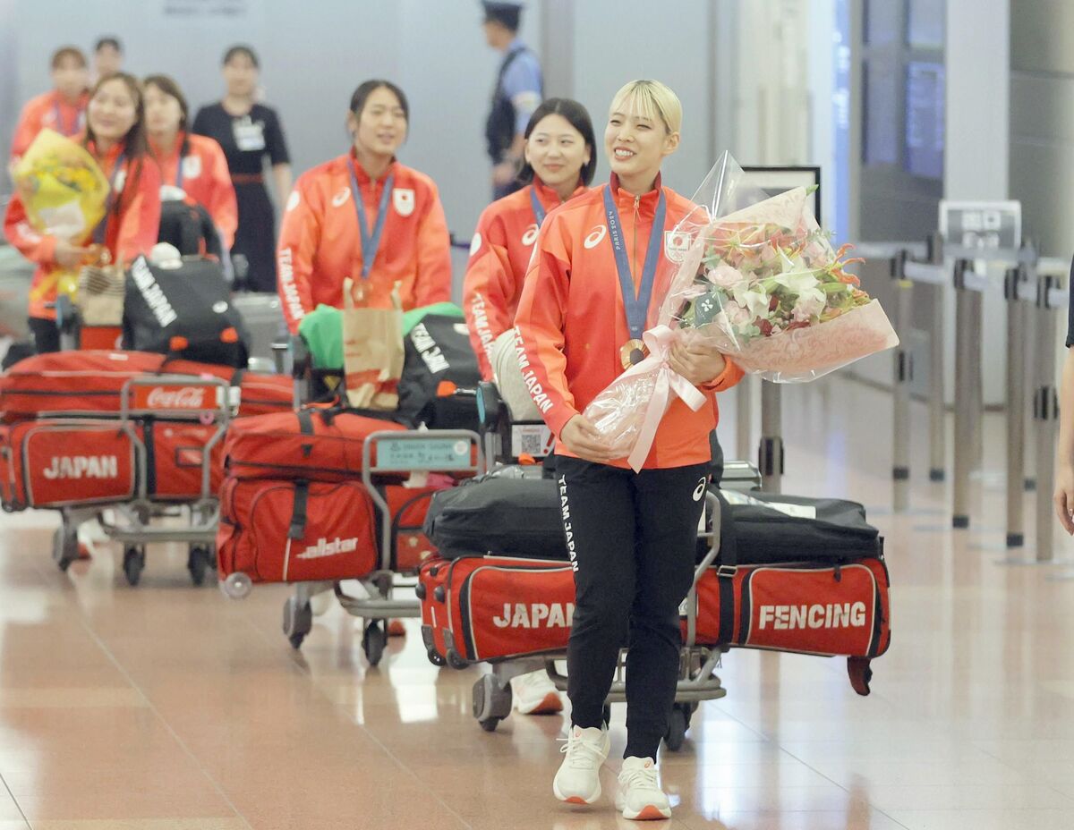 フェンシング日本代表選手団が帰国…江村美咲「メダルをとれて安心。一番したいのは髪を染め直すこと」…パリ五輪