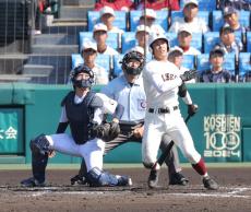 【甲子園】早実のプロ注目強打者が木製バットで走者一掃の左翼フェンス直撃二塁打　逆転にアルプス大熱狂