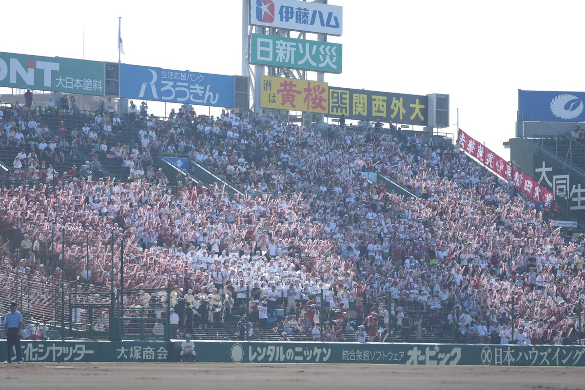 【甲子園】早実の応援が熱烈すぎる　アルプス席は超満員　外野左翼席でも肩を組んで「紺碧の空」大熱唱