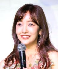 板野友美、元アイドルの「後輩社員」とおしゃれな水着ショット披露！開放的な大胆スタイルに「２人とも可愛すぎ」の声