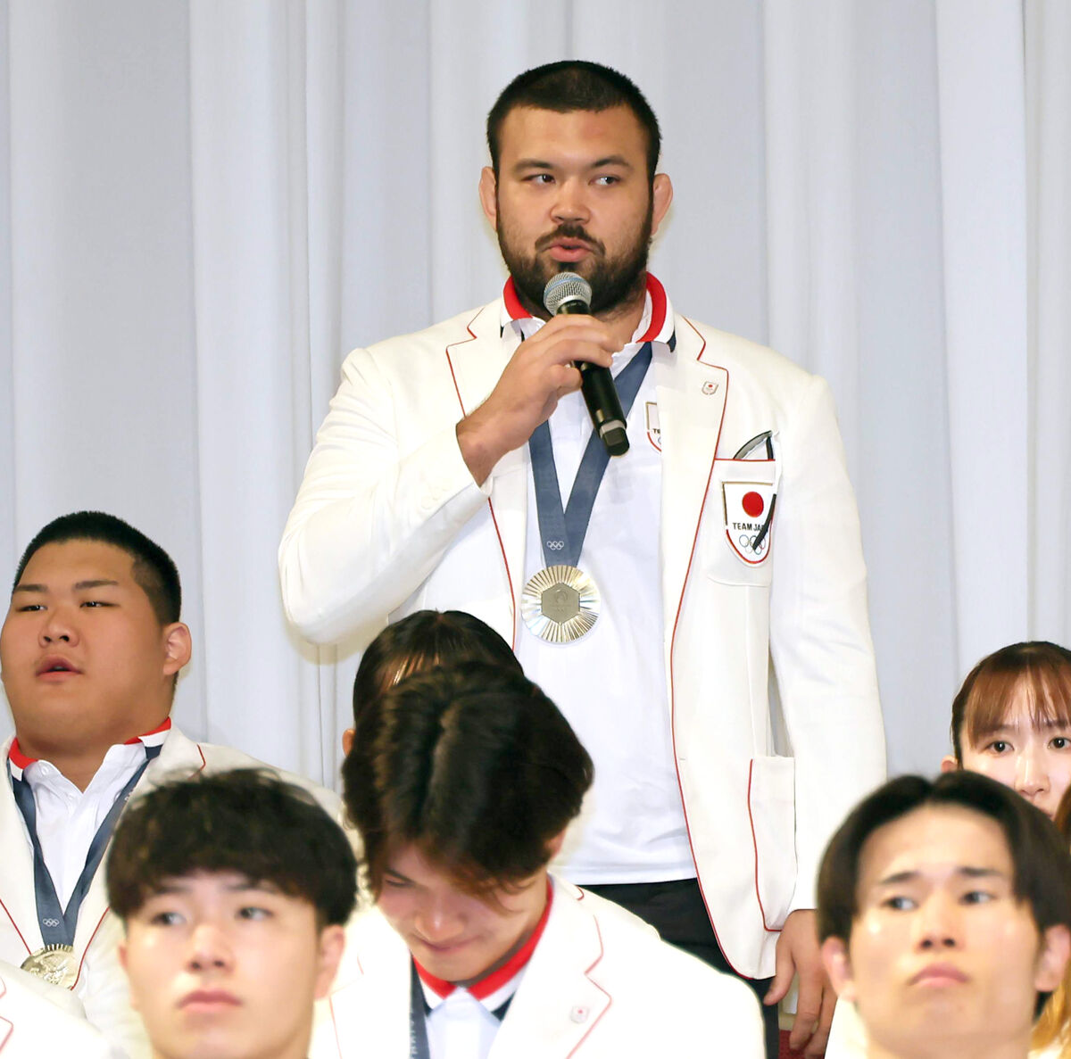 選手団会見　銀メダリストが真顔でボケる「この雰囲気でｗ」「度胸ある」「わろた」「ぶちかました笑」