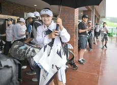 女子ゴルフＣＡＴレディースは雷雲接近で中断　コースには強い雨風