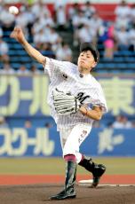 【ロッテ】横山武史騎手がマリンスタジアムで自身初の始球式「すごく緊張しました」…完璧なストライク投球に満面の笑み