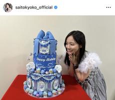 齊藤京子、２７歳誕生日を報告！巨大ケーキを見つめる姿が「可愛すぎる」「最高だね！」と反響