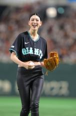 【巨人】女優・三吉彩花がティファニー特別ユニホームで始球式「あっという間すぎて…」