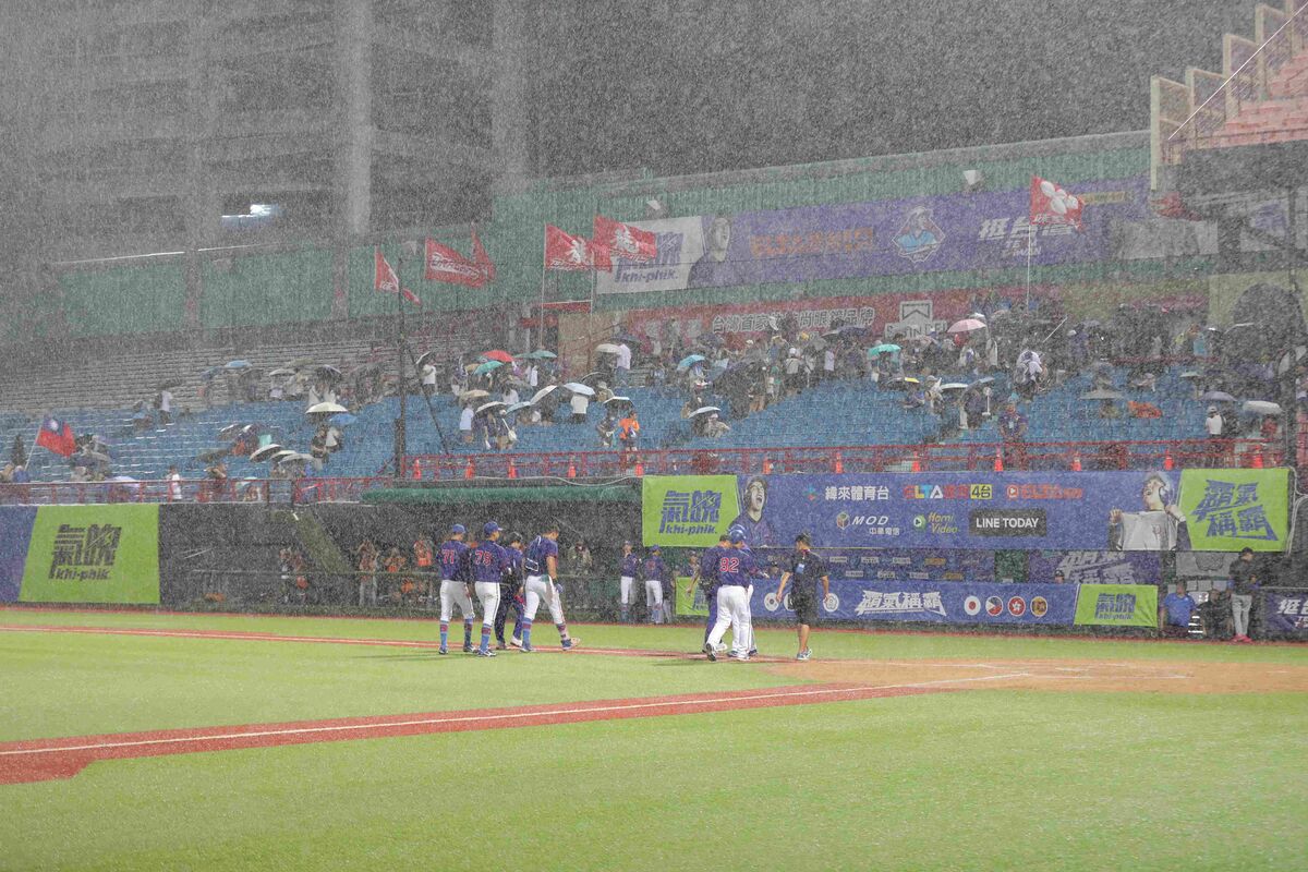 【Ｕ―１８】日本ＶＳ台湾の決勝戦は降雨により中断