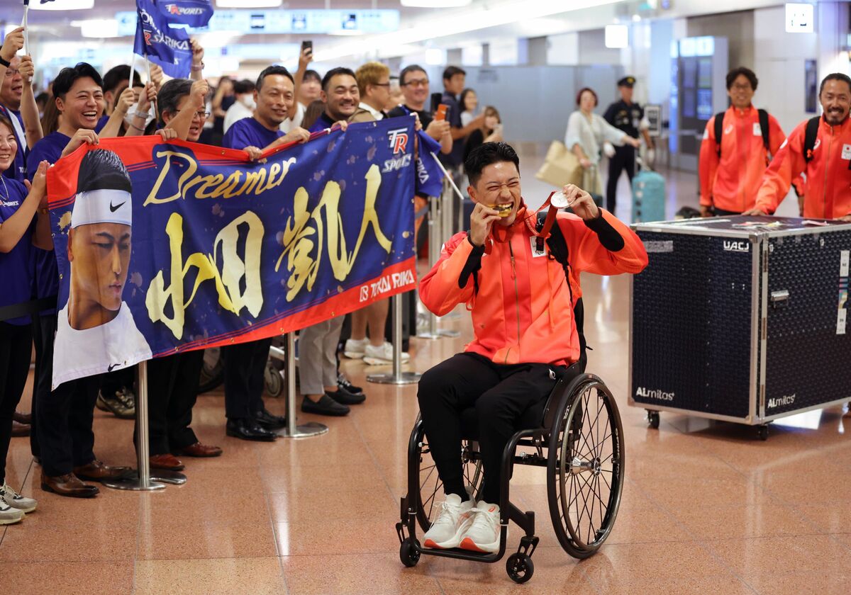 パリパラ車いすテニス・小田凱人は２つのメダルをかんで喜び表現！空港で約１００人ファン出迎え…パリから帰国