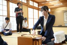 女性初の棋士目指す　西山朋佳女流三冠の棋士編入試験第１局始まる