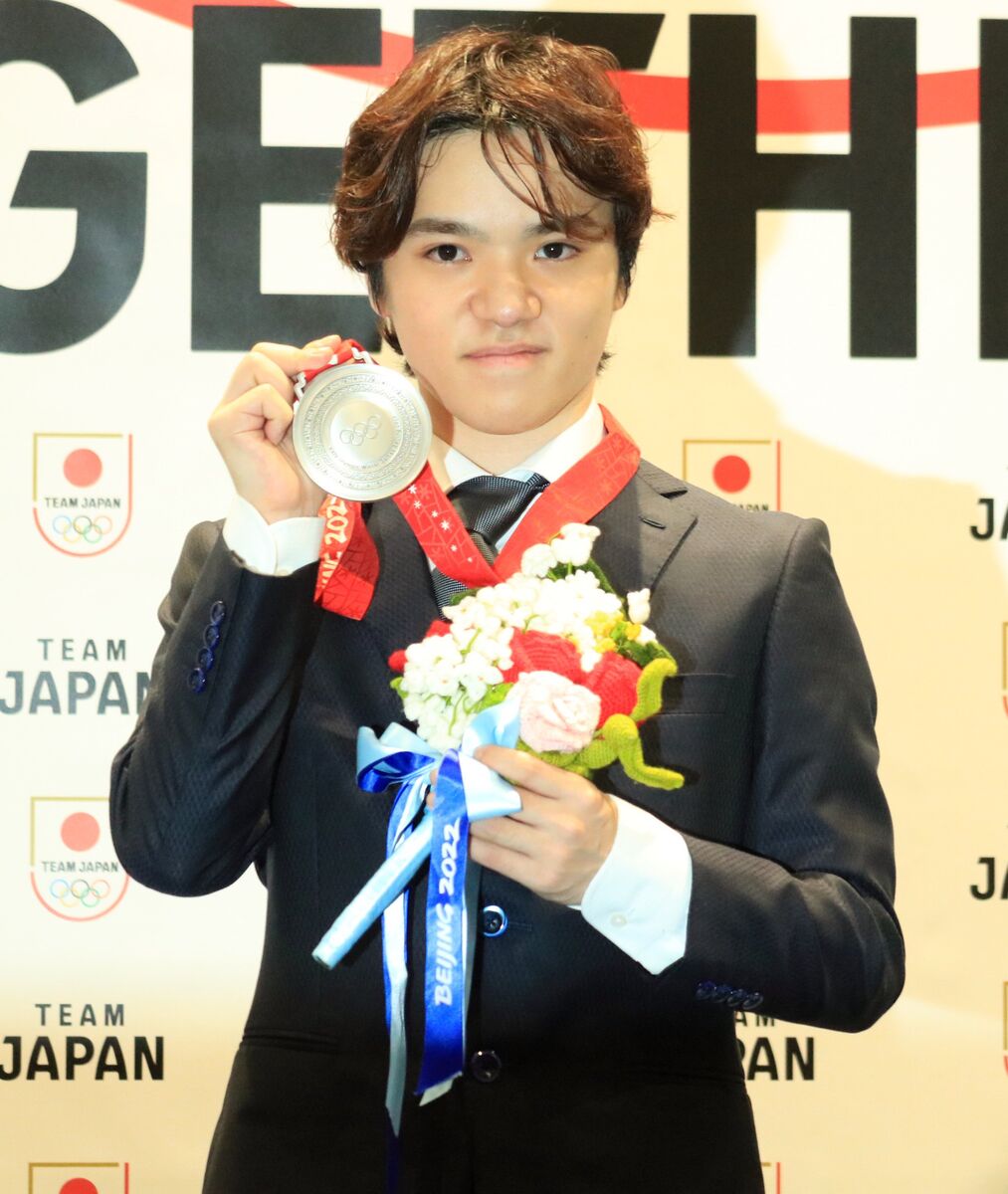 宇野昌磨さん「うれしい」北京五輪から２年７か月　団体銀メダルの授与　メンバーに感謝