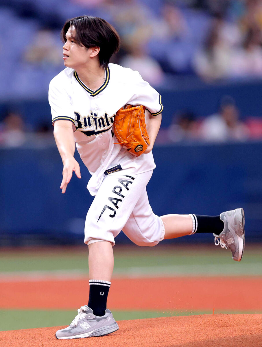 【オリックス】パリ五輪フェンシング金メダル飯村一輝が始球式　「幼い頃に一度だけ見た試合が…」実はオリ党