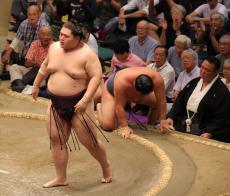 王鵬が大関連破　豊昇龍の投げは想定内「待っているくらいの気持ちで」　横綱の孫の次はおいを食う