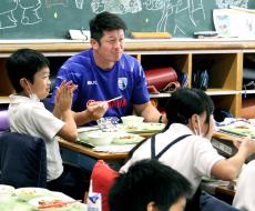 静岡ブルーレヴズの大戸裕矢と日野剛志が小学生たちと給食…袋井市が「食事と体づくりの大切さ」をテーマに企画