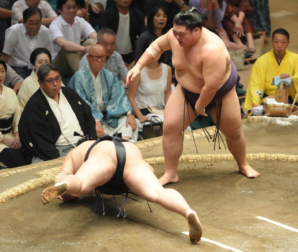 幕内・王鵬が３連勝も阿炎の頭部がぶつかり、右目付近が腫れて、よろける「見えなくなってしまった」