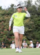 山下美夢有が１打リードで後半９ホールへ　岩井明愛が２位追走…住友生命レディス東海クラシック