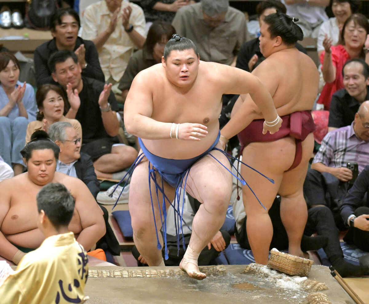 大の里が元大関・御嶽海にリベンジ　無傷の８連勝で勝ち越しも「まだ１週間ある」