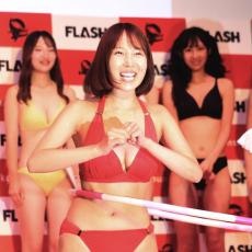 「ミス　ＦＬＡＳＨ２０２５」ファイナリストお披露目会見　葵成美　得意のフラフープを披露