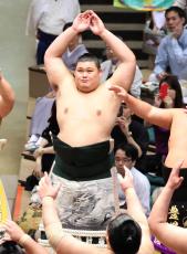 大の里　大関昇進“マジック３”　無傷９連勝　先場所敗れた若元春を寄り倒し　圧倒も「何も考えてない」