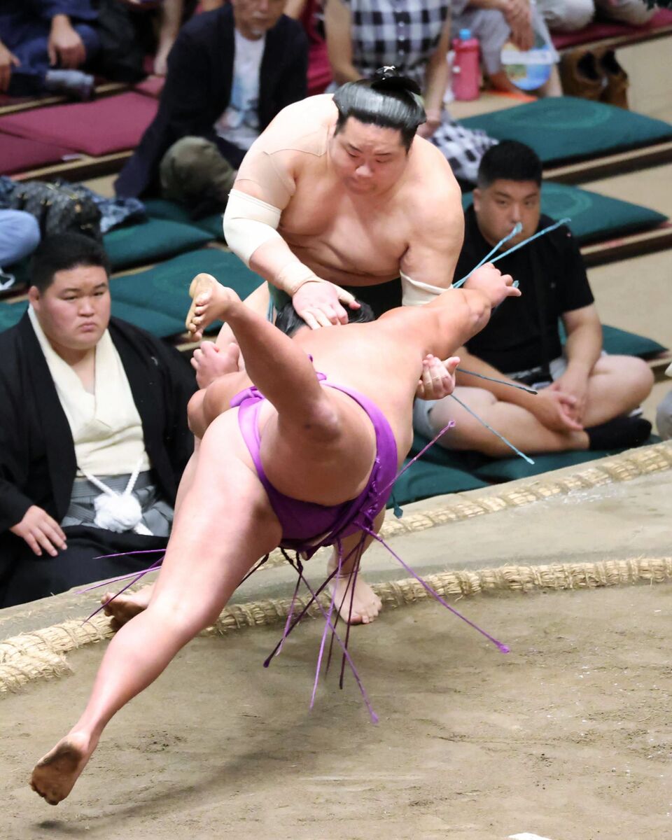 十両全勝の尊富士を止めたのは、東白龍　得意のはたき込みで土俵際逆転「あれしかない。僕が勝つパターンは」