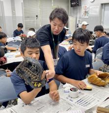 「かわいいペットのような“相棒”に」持続可能な野球界へ　芝中学硬式野球部がグラブのメンテナンス講習会を開催