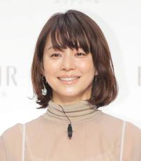 ファン嫉妬「耐えられない」石田ゆり子が「超イケメン」と顔を密着「近いなぁ」「幸せそう」「らぶらぶだ～」