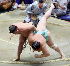 霧島は１０勝目で優勝争い残った　琴桜に勝つ　大の里に１差と迫る