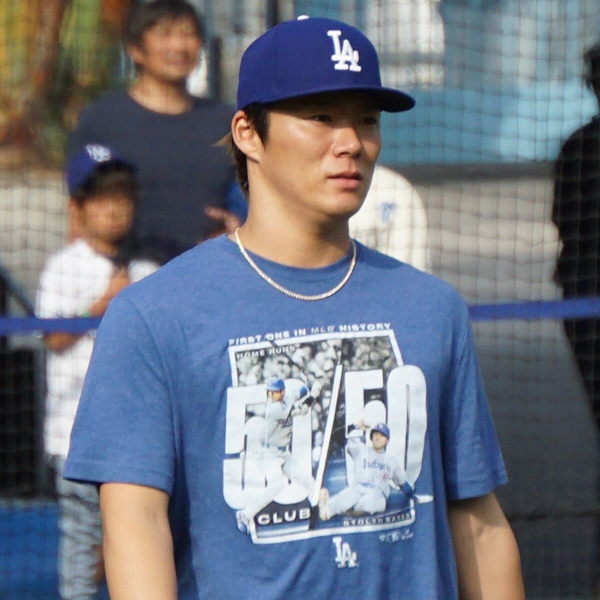 山本由伸がブルペン入り&大谷翔平「５０―５０」Ｔシャツで登場　カーショーらも…一般販売も人気