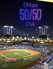 祝福ムードに包まれたドジャースタジアム　「５０―５０特別Ｔシャツ」山本由伸らも練習で着用