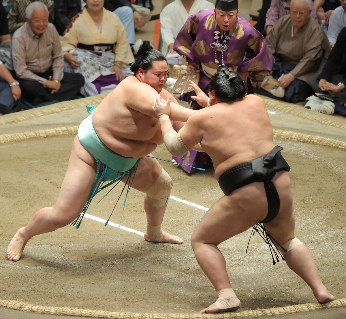 琴桜、珍しい一番制し勝ち越し　立行司・式守伊之助の軍配返らないまま立ち阿炎を押し出す