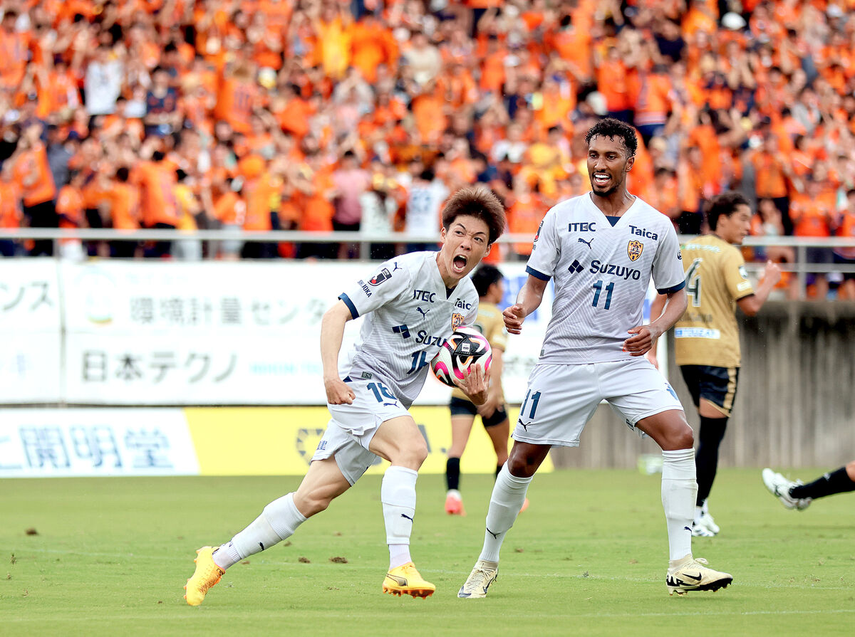 Ｊ２清水が静岡ダービー制し首位奪回…１８試合ぶり先発の西沢健太が同点弾…男泣きの秋葉監督「健太の思いがボールに乗り移った」