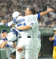 ５０歳・松井秀喜氏が東京ドームで３ラン！　観客から歓声　イチロー氏が祝福